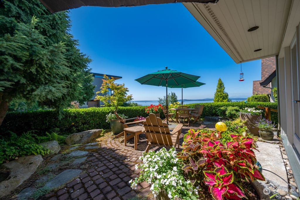 Photo of 816 W Blaine Street, Seattle, WA 98119 (MLS # 2028708)