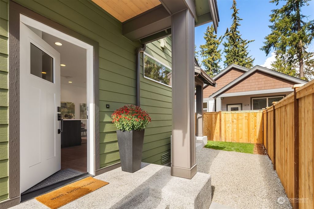 Photo of 1420 SW 122nd Lane #B, Burien, WA 98146 (MLS # 2303538)