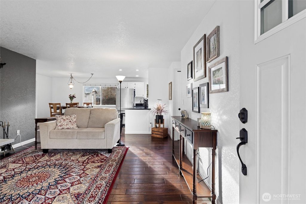 Photo of 9121 210th Avenue NE, Redmond, WA 98053 (MLS # 2336104)