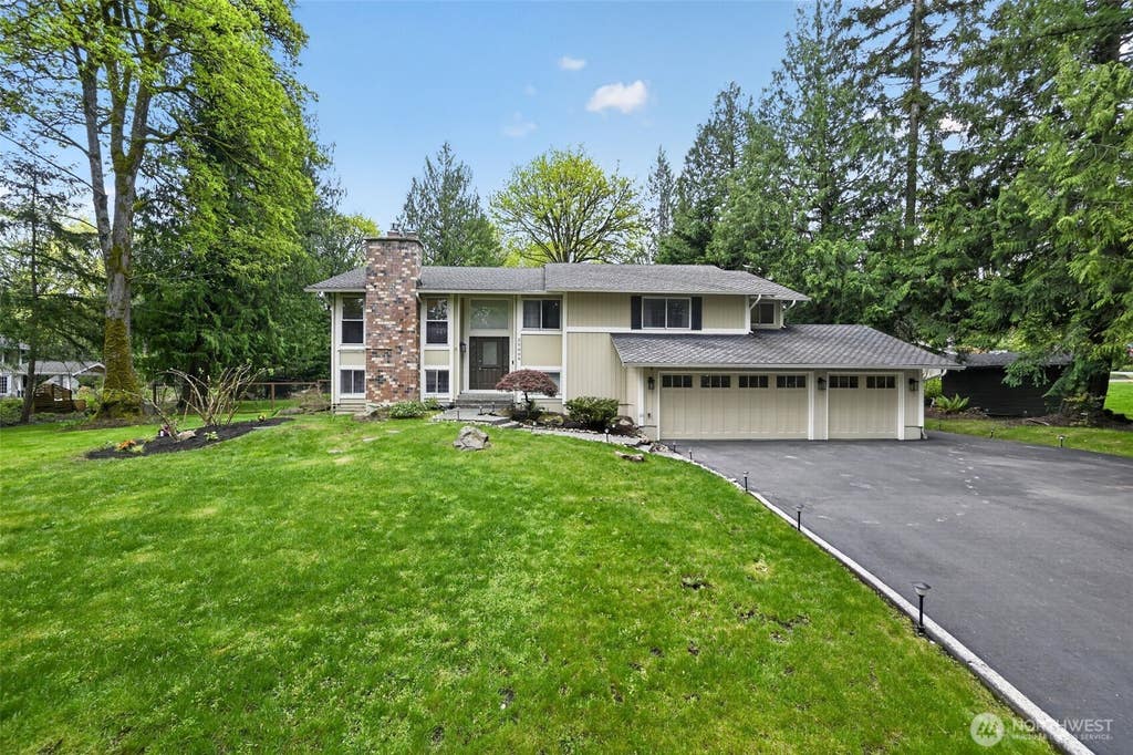 Photo of 20009 SE 20th Place, Sammamish, WA 98075 (MLS # 2568114)