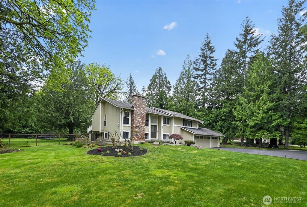 Photo of 20009 SE 20th Place, Sammamish, WA 98075 (MLS # 2568114)