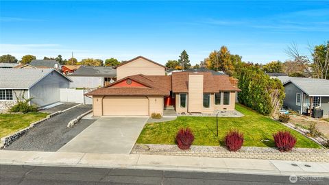 Photo of 319 N Grape Drive, Moses Lake, WA 98837 (MLS # 2448386) Photo of 319 N Grape Drive, Moses Lake, WA 98837 (MLS # 2448386)