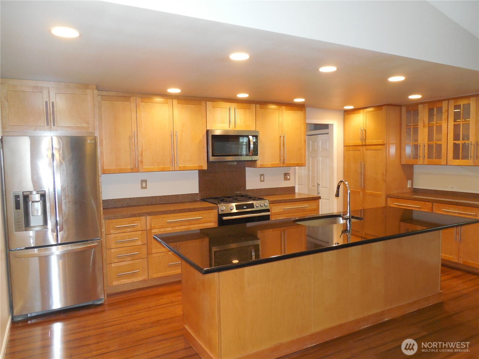 6201 Island Crest Way