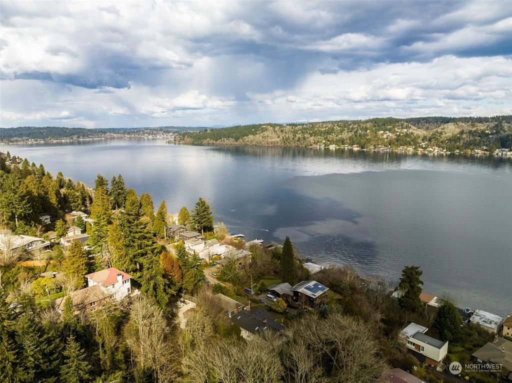 Photo of 11501 Lakeside Avenue NE, Seattle, WA 98125 (MLS # 2042331)