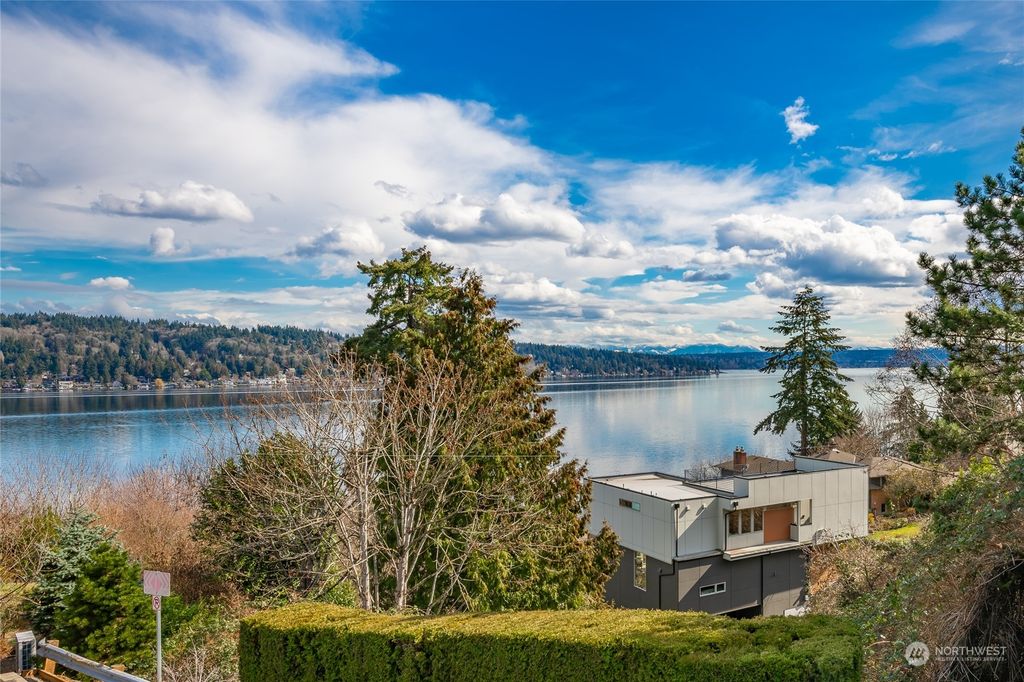 Photo of 11501 Lakeside Avenue NE, Seattle, WA 98125 (MLS # 2042331)