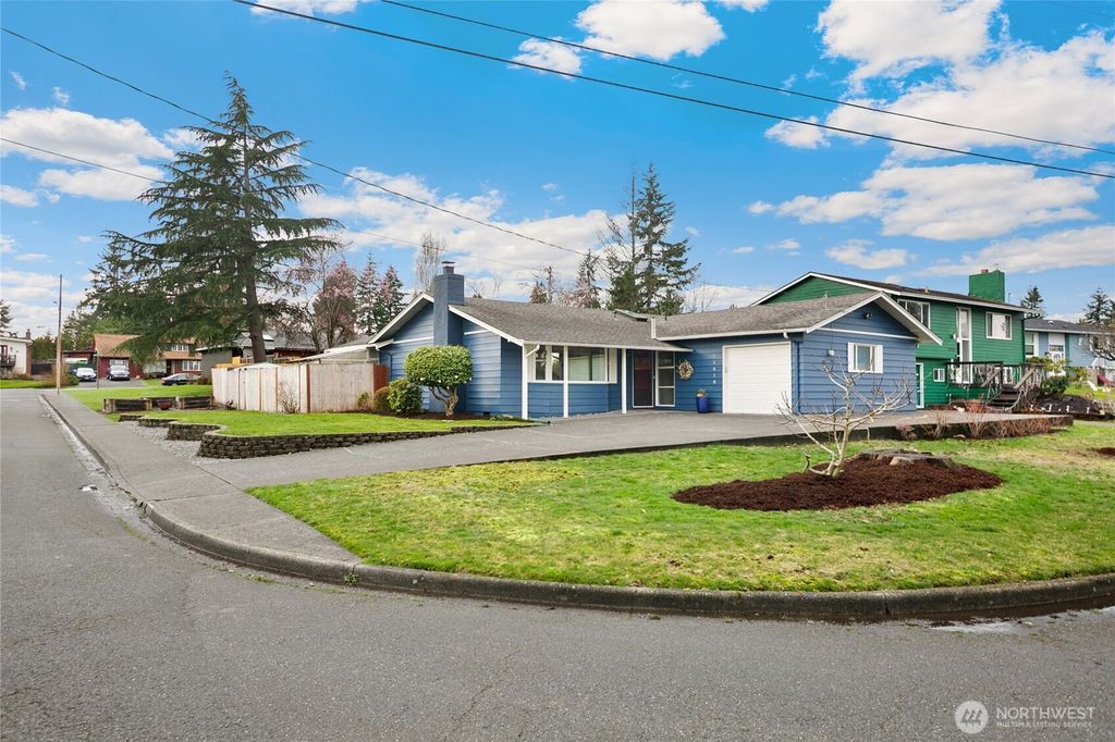 Photo of 11618 SE 166th Place, Renton, WA 98058 (MLS # 2494243)