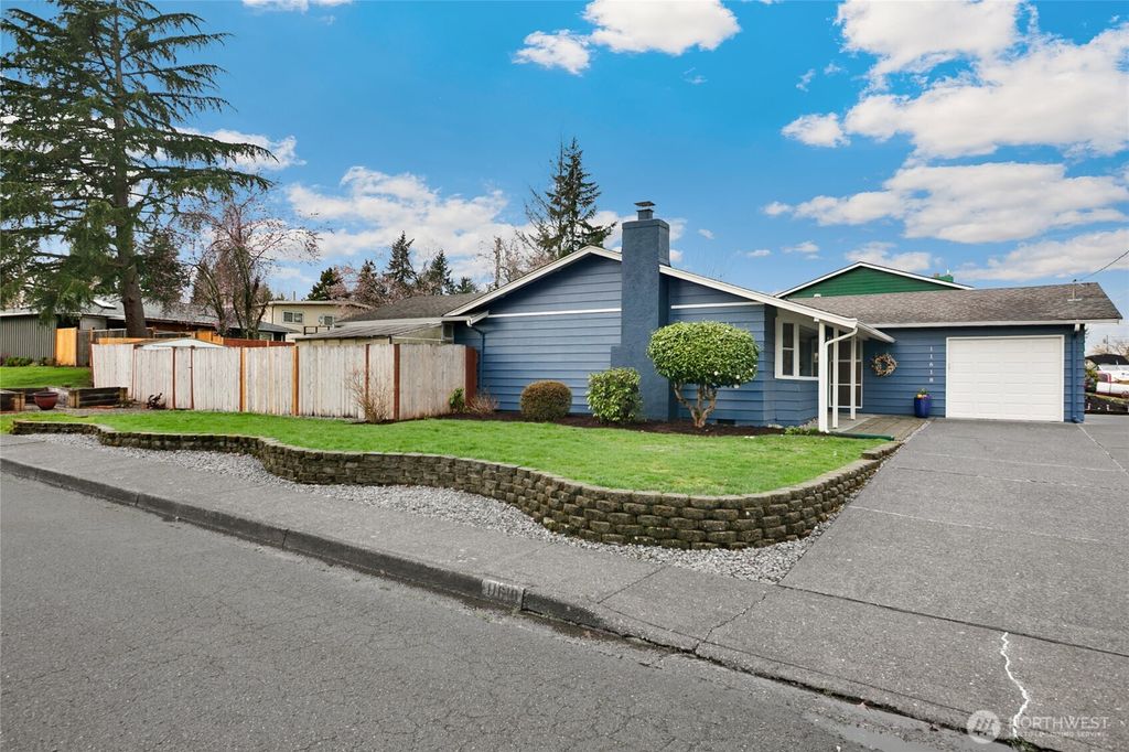 Photo of 11618 SE 166th Place, Renton, WA 98058 (MLS # 2494243)