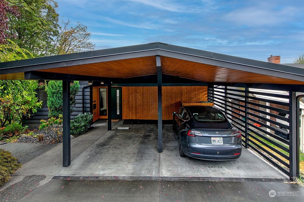 Photo of 7512 56th Avenue NE, Seattle, WA 98115 (MLS # 2001736)