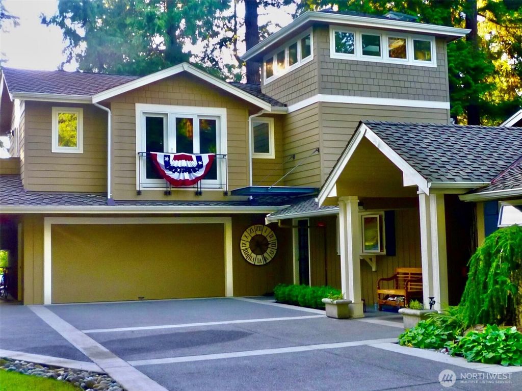 Photo of 3029 W Lake Sammamish Parkway, Redmond, WA 98052 (MLS # 2372056)