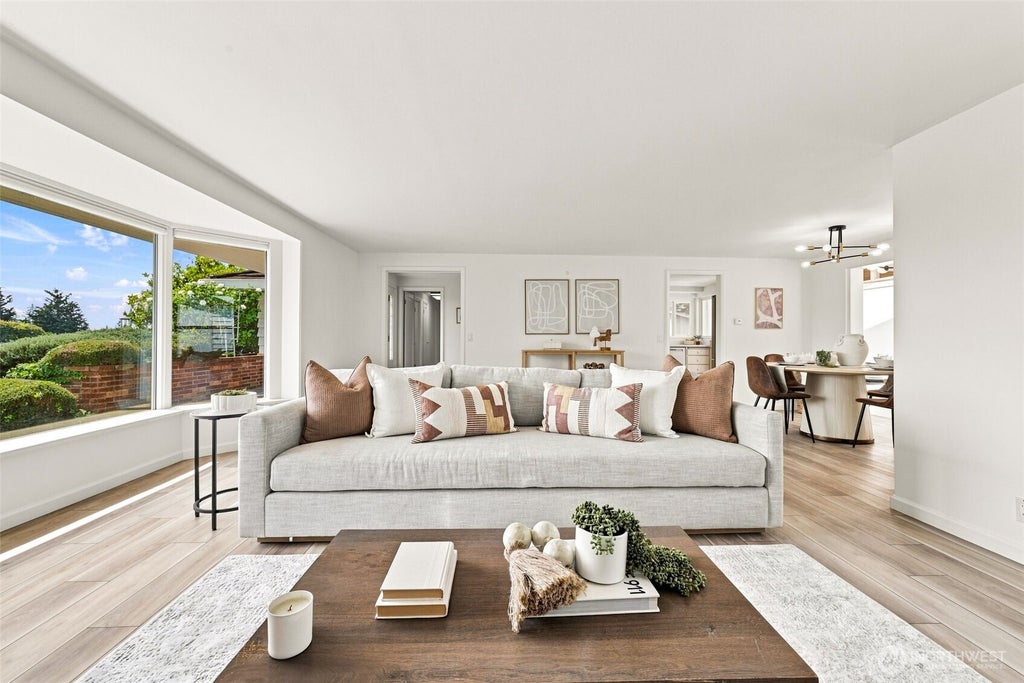 Photo of 9810 Vineyard Crest, Bellevue, WA 98004 (MLS # 2559927)