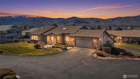 Photo of 1380 Eastmont Avenue #401, East Wenatchee, WA 98802 (MLS # 2503117)