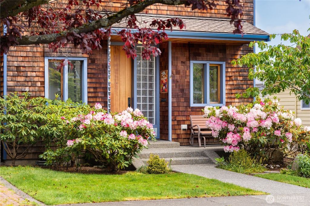 Photo of 1114 10th St ST, Anacortes, WA 98221 (MLS # 2526874)