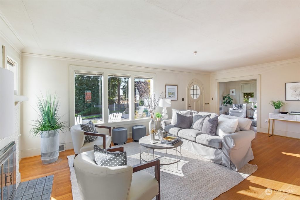 Photo of 6802 31st Avenue NE, Seattle, WA 98115 (MLS # 2046931)