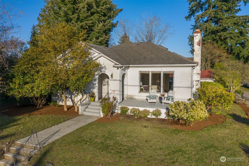 Photo of 6802 31st Avenue NE, Seattle, WA 98115 (MLS # 2046931)