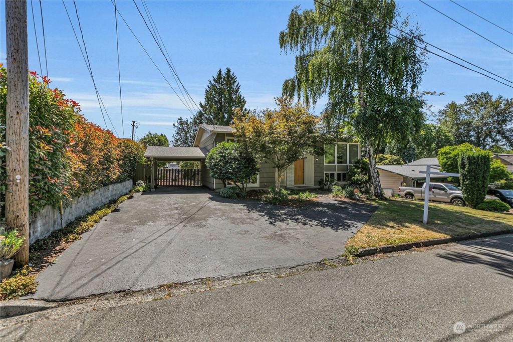 Photo of 1629 S 264th Place, Des Moines, WA 98198 (MLS # 2146259)
