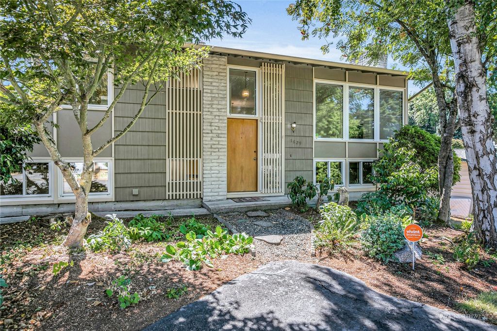 Photo of 1629 S 264th Place, Des Moines, WA 98198 (MLS # 2146259)