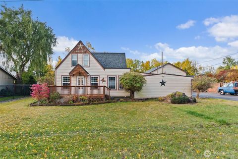 Photo of 535 SW 19th Street, Chehalis, WA 98532 (MLS # 2446858)