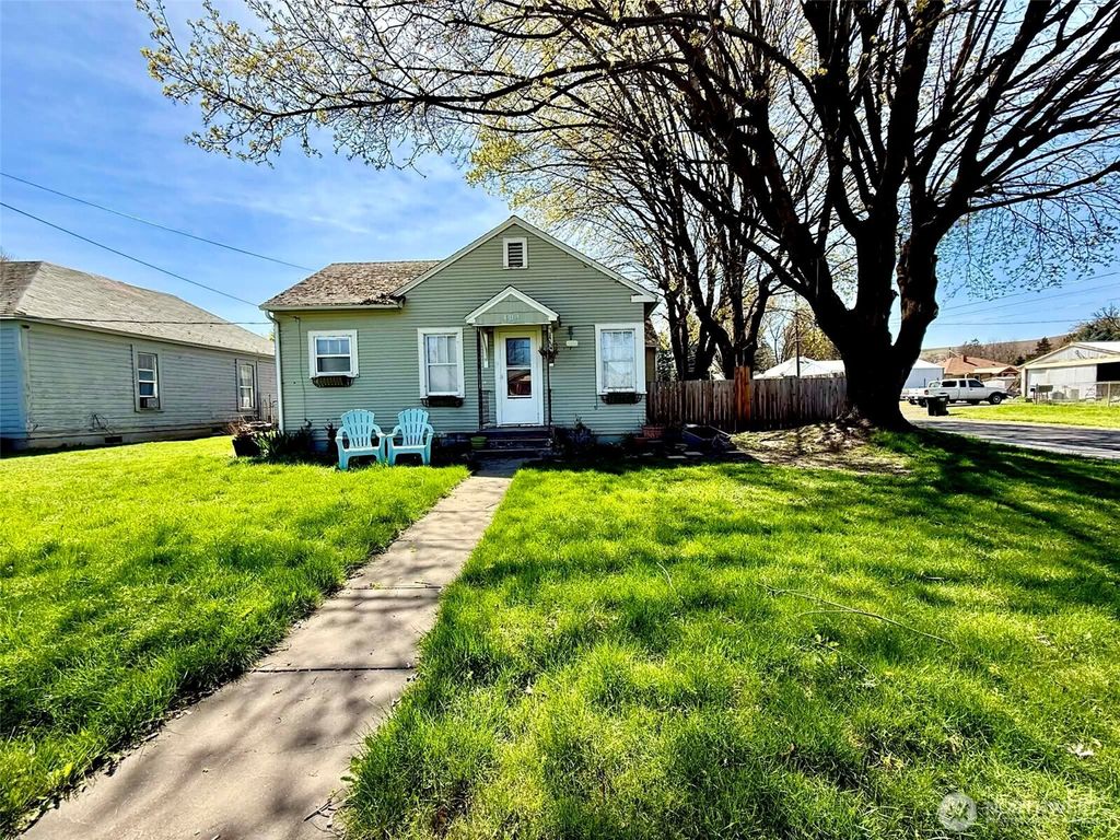Photo of 404 E Sixth St, Waitsburg, WA 99361 (MLS # 2504629)