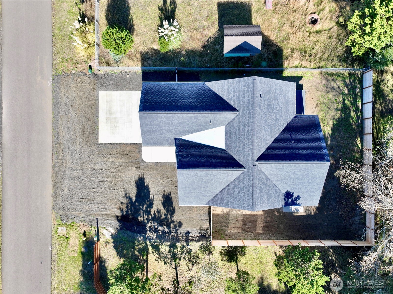 716 Island Circle SE