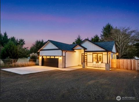 Photo of 716 Island Circle SE, Ocean Shores, WA 98569 (MLS # 2444850)