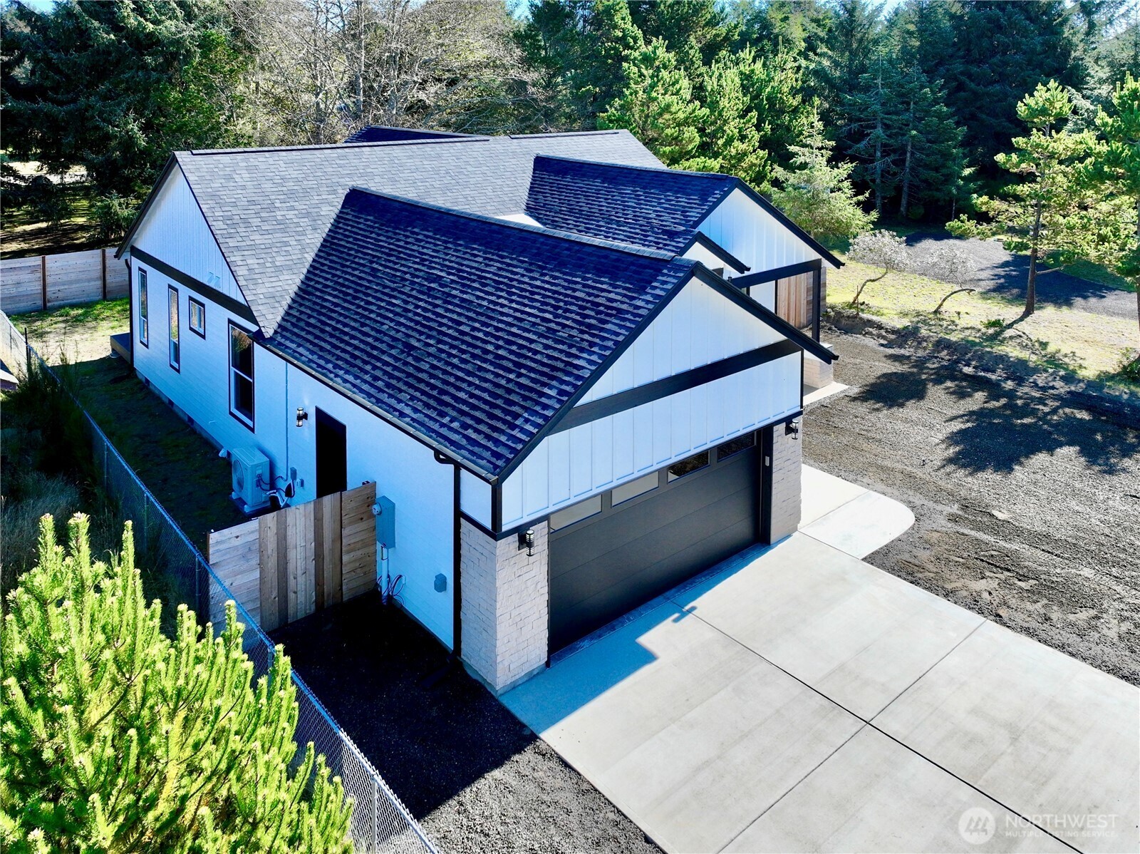 716 Island Circle SE