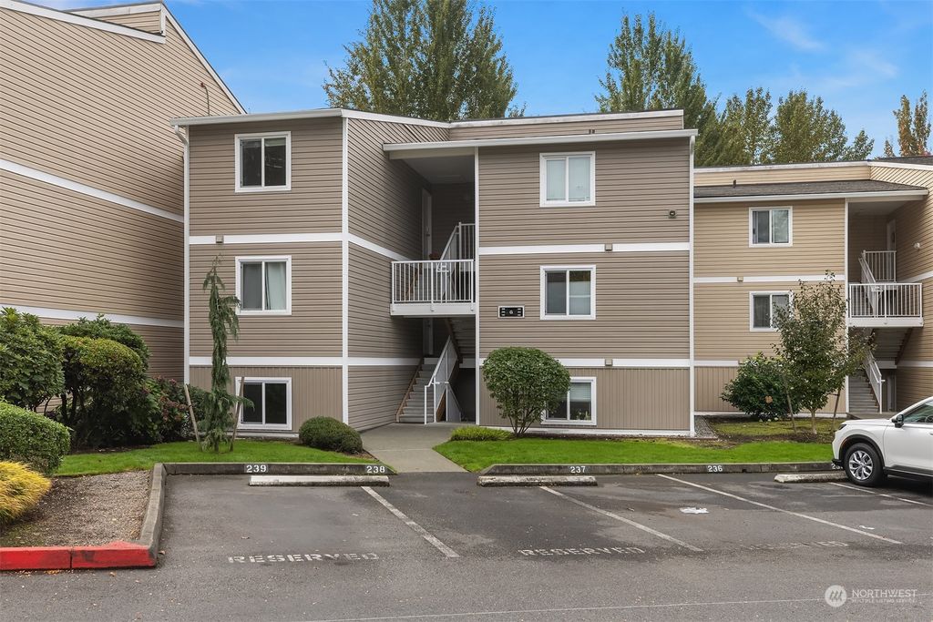 Photo of 12429 NE 130th Court #G306, Kirkland, WA 98034 (MLS # 2298246)