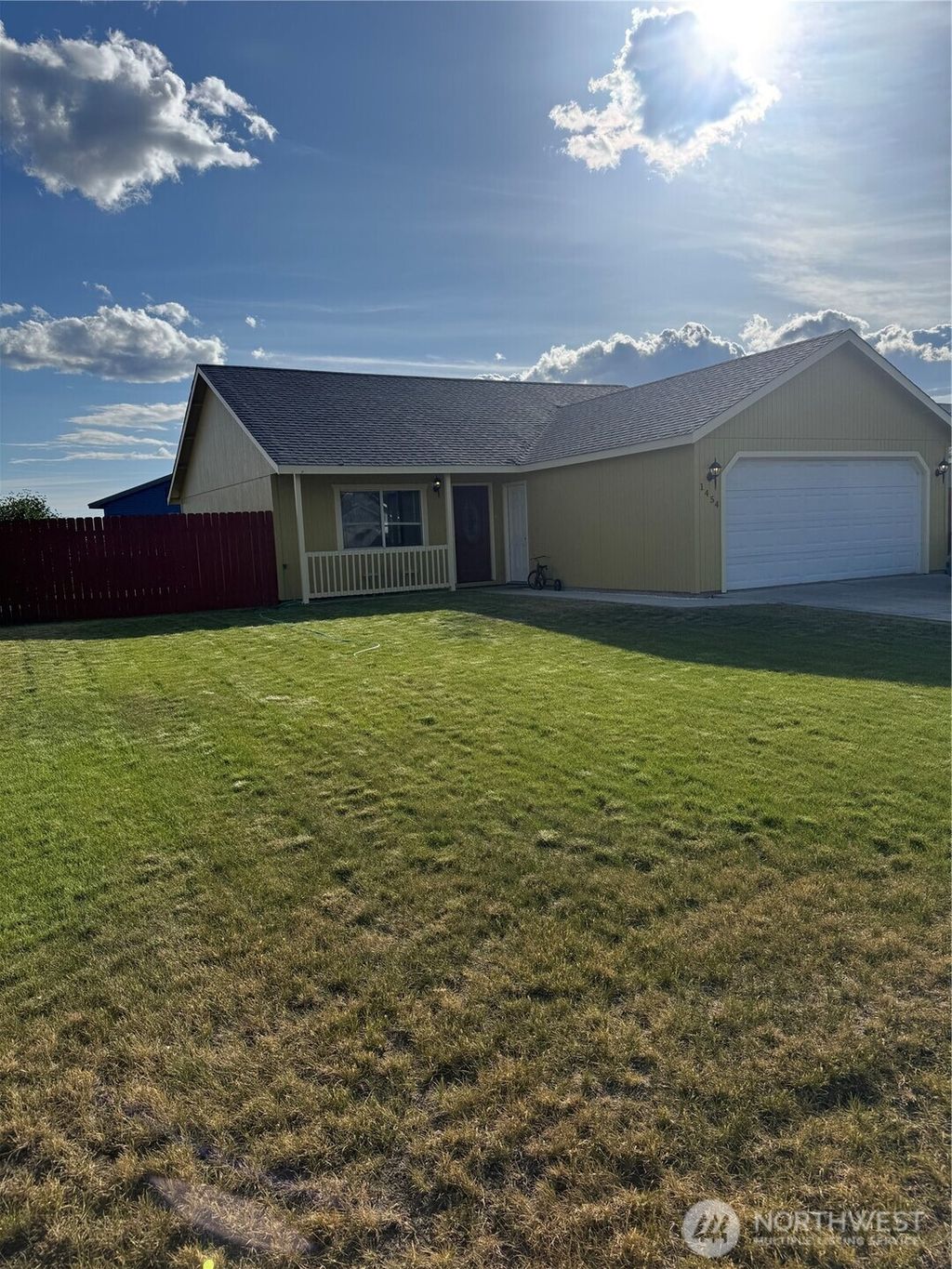 Photo of 1454 S Cougar Drive, Moses Lake, WA 98837 (MLS # 2527948)