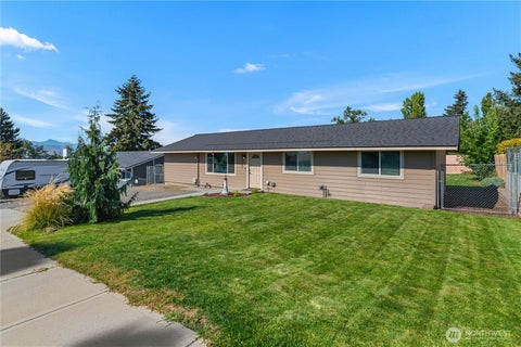 Photo of 27 31st Street NE, East Wenatchee, WA 98802 (MLS # 2587075)