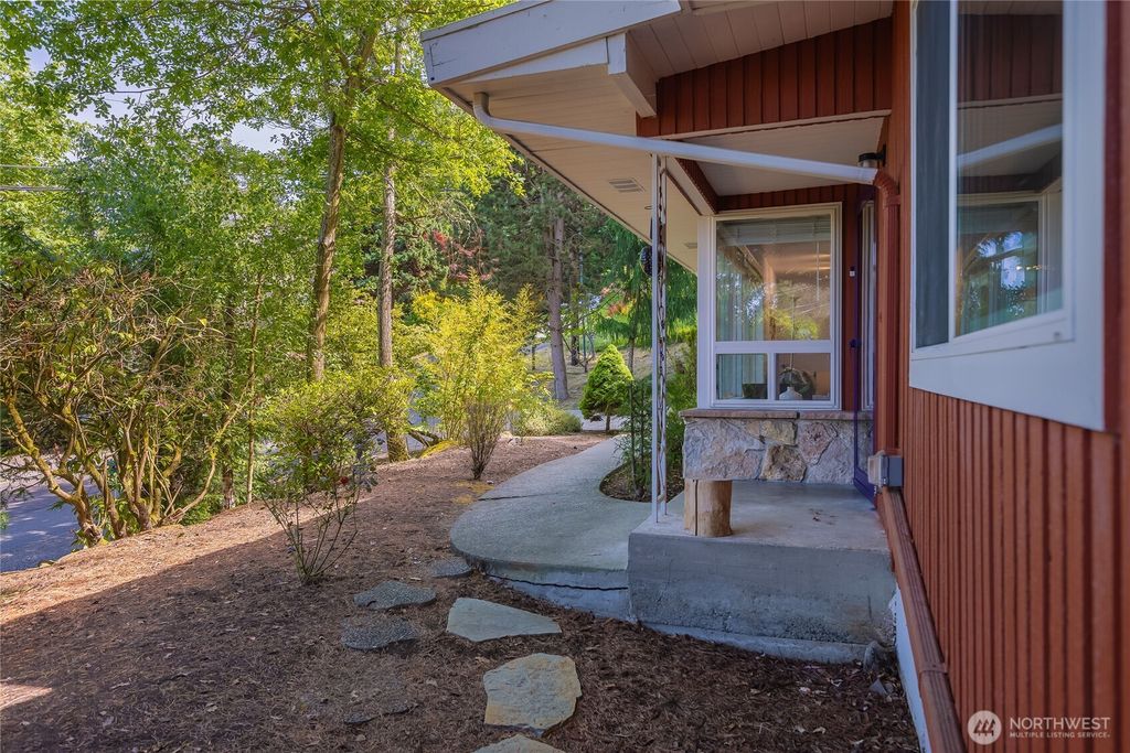 Photo of 2463 74th Avenue SE, Mercer Island, WA 98040 (MLS # 2389271)