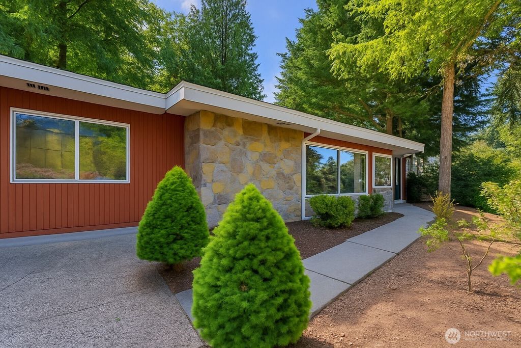 Photo of 2463 74th Avenue SE, Mercer Island, WA 98040 (MLS # 2389271)
