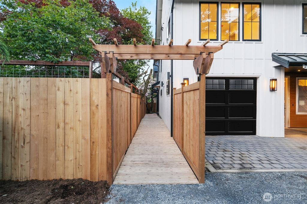 listing image 9369210665210096641