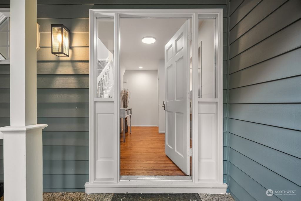 Photo of 24247 NE 5th Place, Sammamish, WA 98074 (MLS # 2169107)