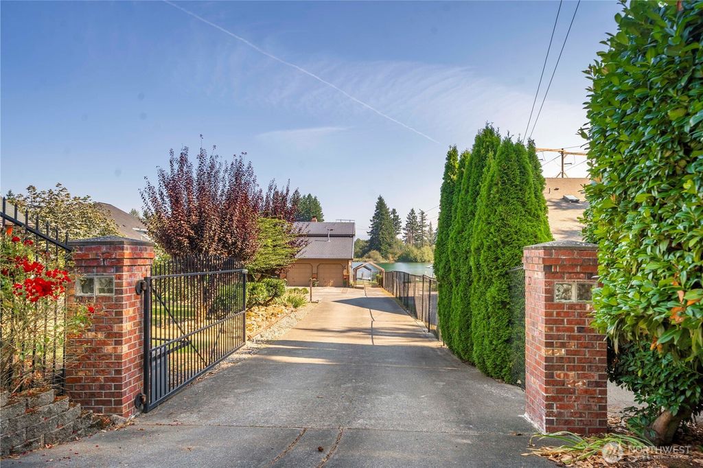 Photo of 923 187th Avenue E, Lake Tapps, WA 98391 (MLS # 2449074)