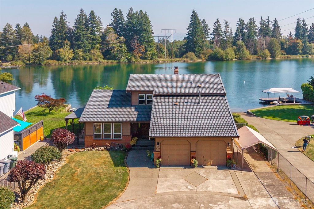 Photo of 923 187th Avenue E, Lake Tapps, WA 98391 (MLS # 2449074)