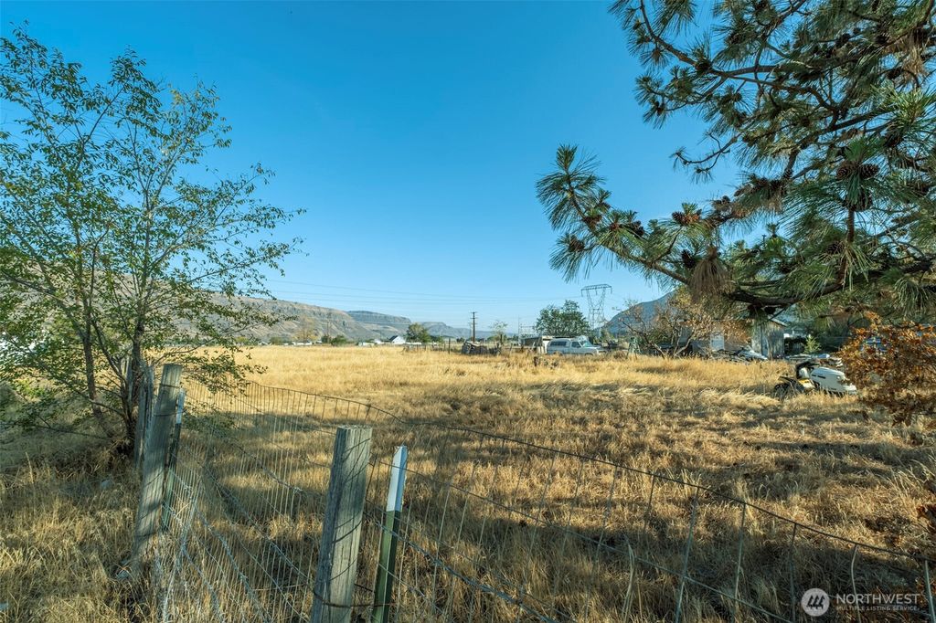 Photo of 1511 Center Street, Rock Island, WA 98850 (MLS # 2443872)