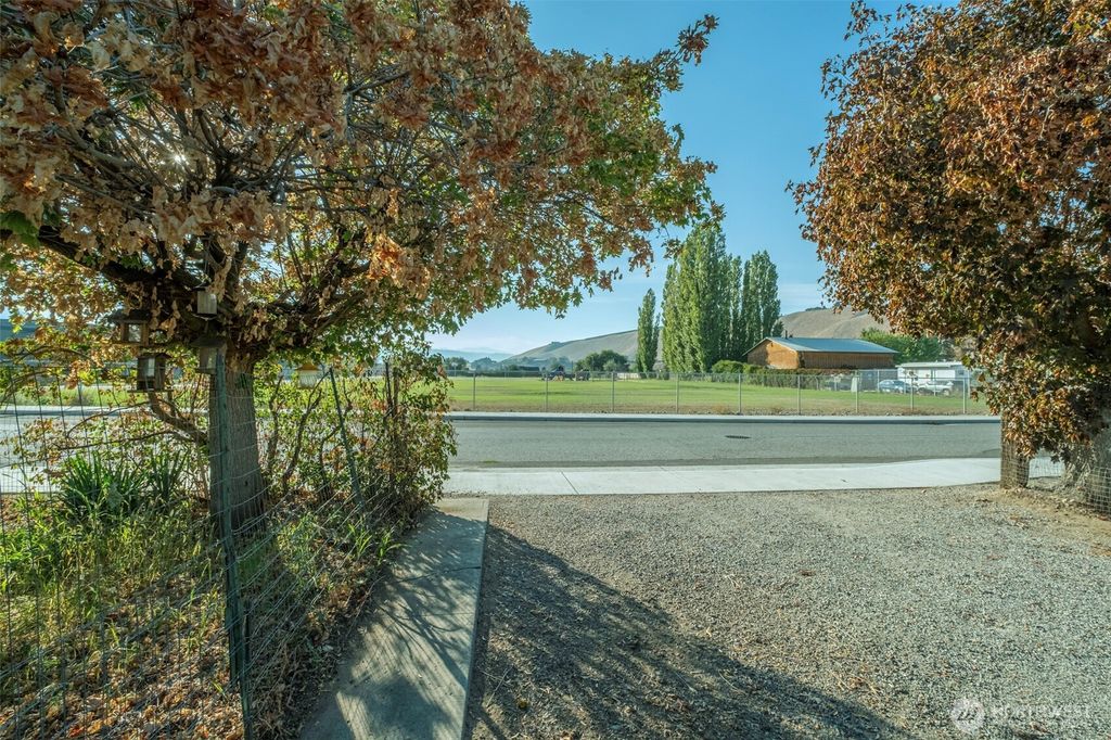 Photo of 1511 Center Street, Rock Island, WA 98850 (MLS # 2443872)
