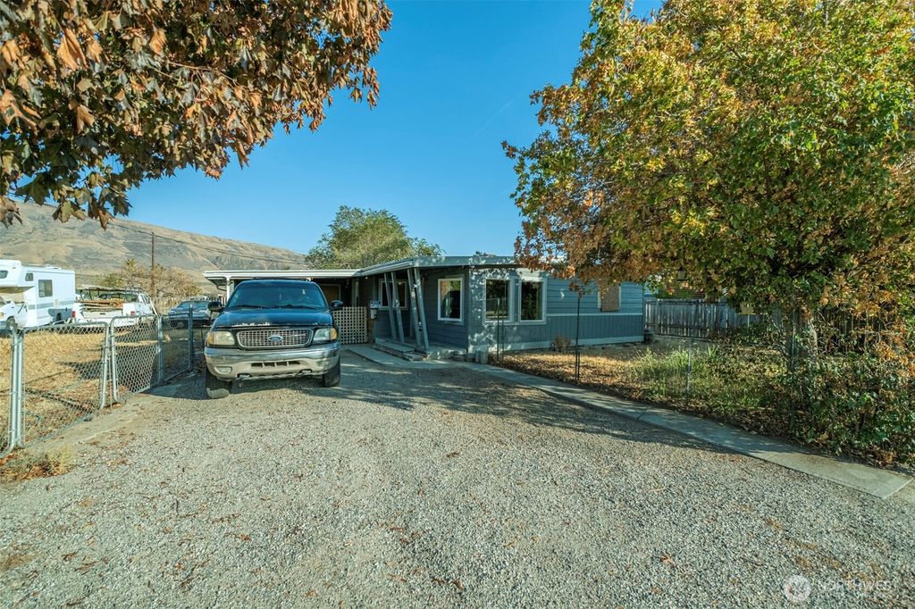 Photo of 1511 Center Street, Rock Island, WA 98850 (MLS # 2443872)