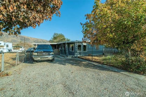 Photo of 1511 Center Street, Rock Island, WA 98850 (MLS # 2443872)