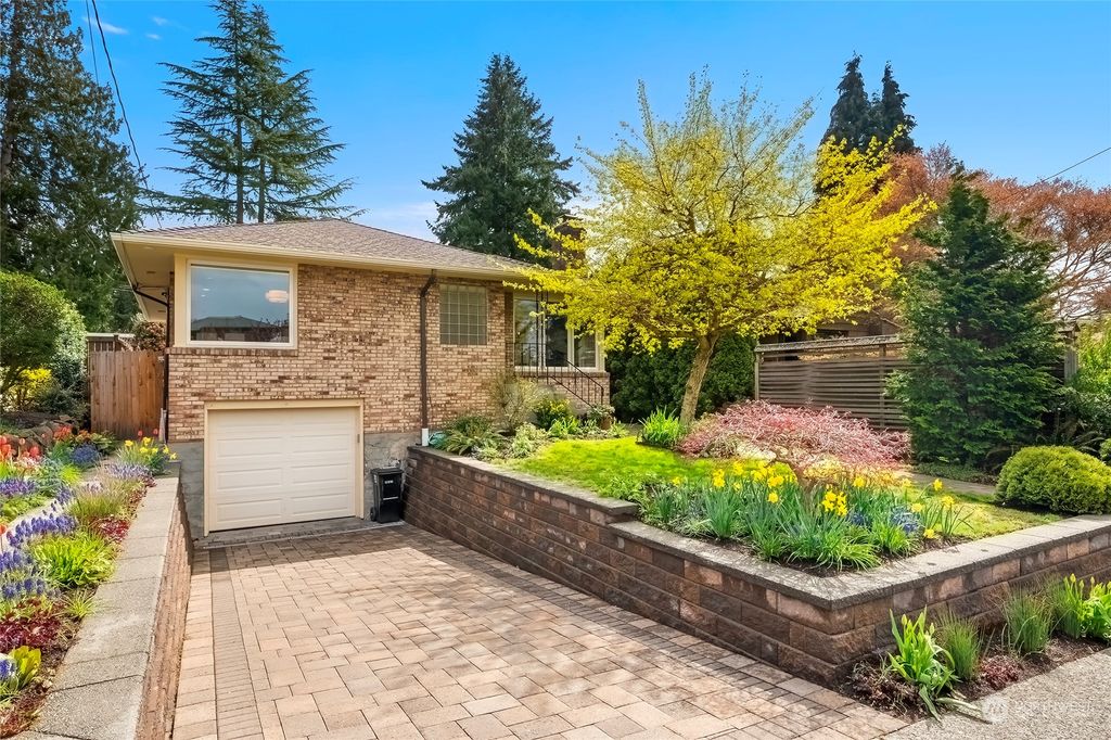 Photo of 6516 44th Avenue NE, Seattle, WA 98115 (MLS # 2052912)