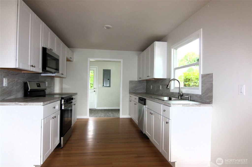 Photo of 413 SE Roake Avenue, Castle Rock, WA 98611 (MLS # 2440357)