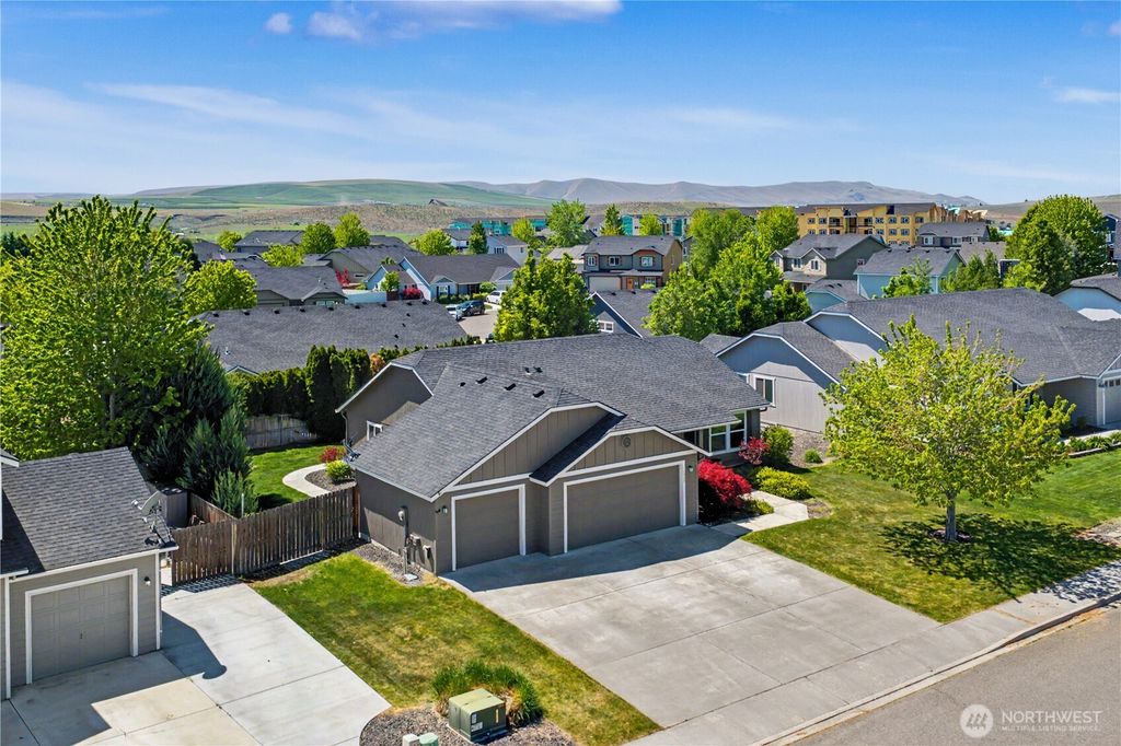 Photo of 5929 Bluewood Street, West Richland, WA 99353 (MLS # 2516989)