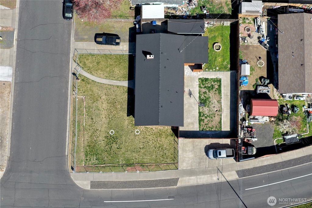 Photo of 305 N Earl Road, Moses Lake, WA 98837 (MLS # 2499073)