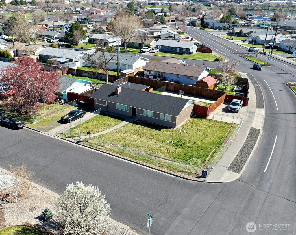 Photo of 305 N Earl Road, Moses Lake, WA 98837 (MLS # 2499073)