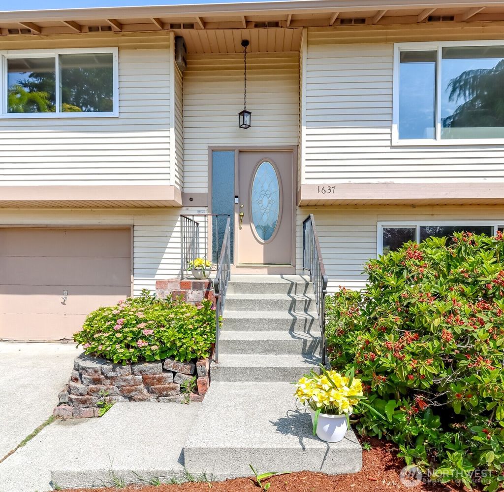 Photo of 1637 Jefferson Court SE, Renton, WA 98058 (MLS # 2398185)