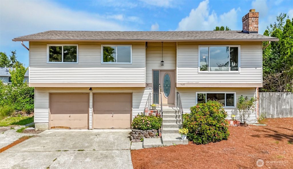 Photo of 1637 Jefferson Court SE, Renton, WA 98058 (MLS # 2398185)