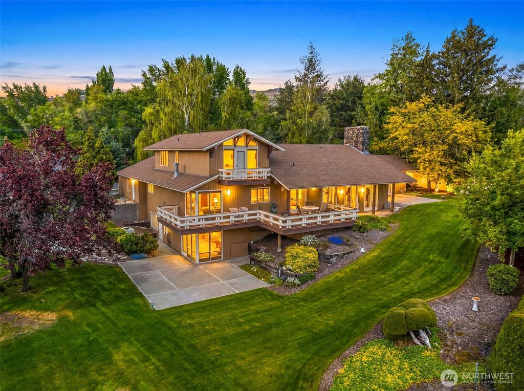 Photo of 414 19th Street NE, East Wenatchee, WA 98802 (MLS # 2514870)