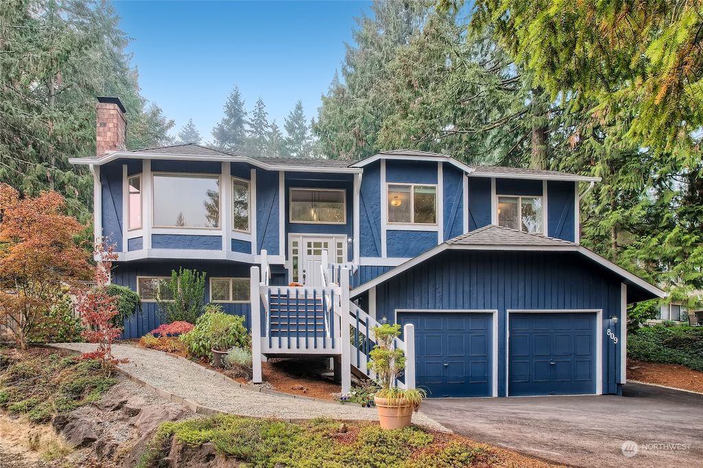 Photo of 809 W Sunset Way, Issaquah, WA 98027 (MLS # 2009776)