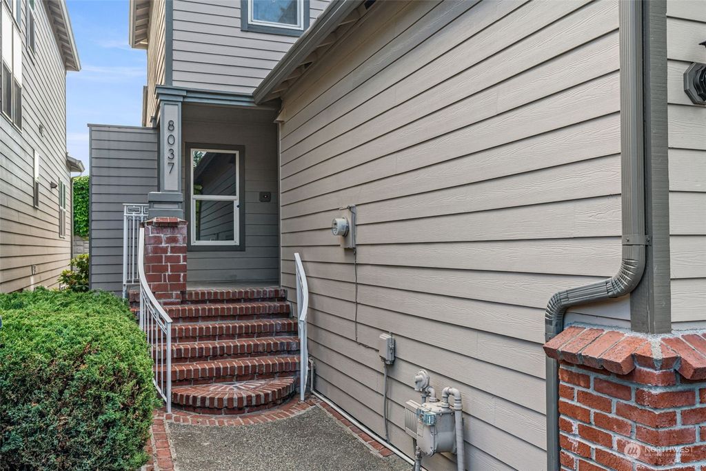 Photo of 8037 118th Avenue NE, Kirkland, WA 98033 (MLS # 2294184)