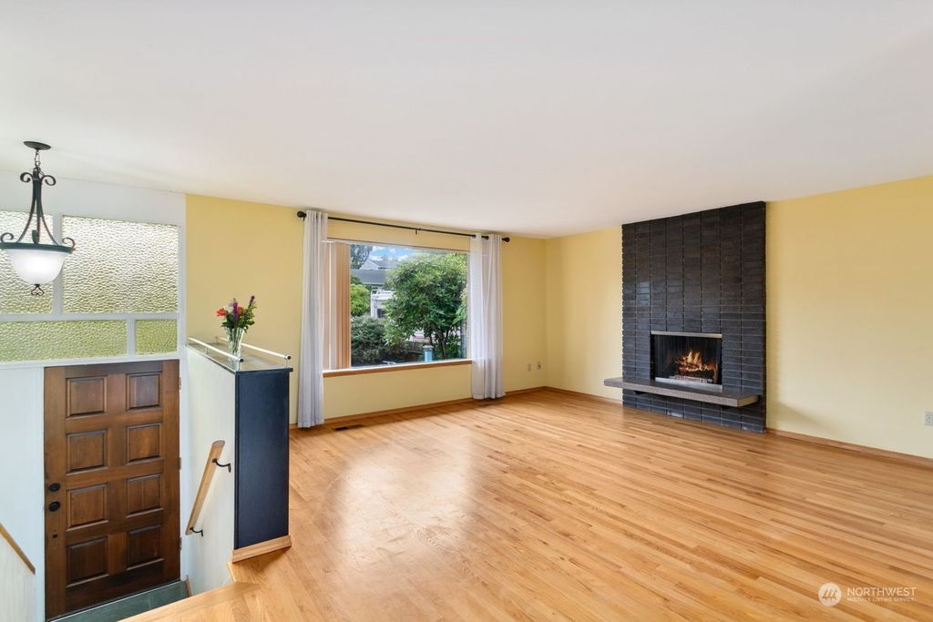 Photo of 11821 9th Avenue SW, Burien, WA 98146 (MLS # 2166930)