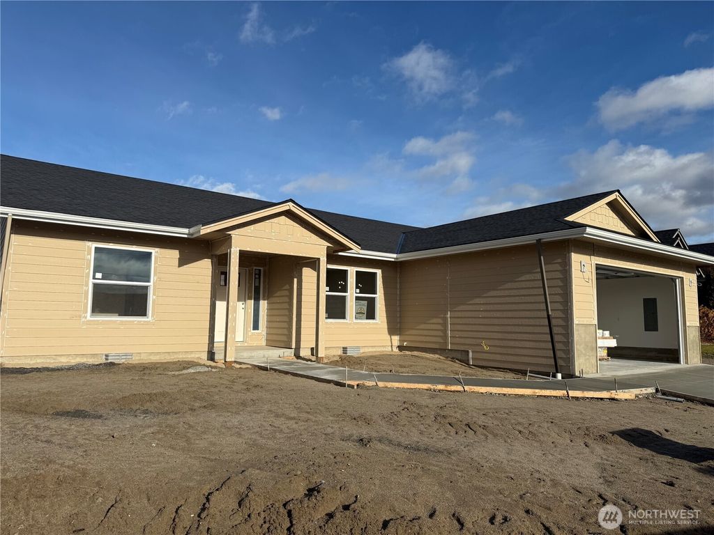 Photo of 861 N Newport Loop, East Wenatchee, WA 98802 (MLS # 2460656)